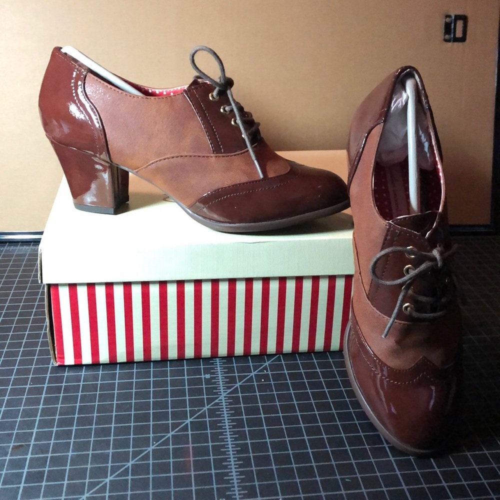 Size 8 Vintage Repro Brown Spectator Oxfords